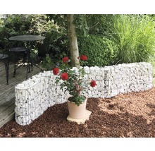 Gartenlandschaft mit Gabionenwand, Rosen im Topf und Sitzgruppe