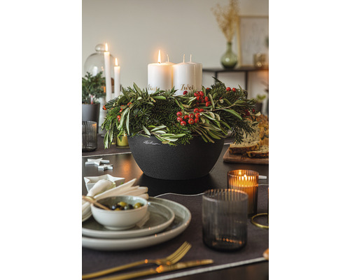 Festlicher Tisch mit Adventskranz, Kerzen, Geschirr und Dekoration für eine stimmungsvolle Weihnachtszeit.