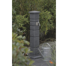 Gartenszene mit Wasserzapfsäule und Gießkanne