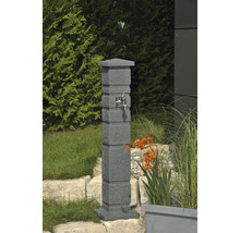 Gartenwasserzapfsäule mit Wasserhahn im Garten