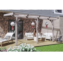 Überdachte Terrasse mit Holzpergola, Gartenmöbeln und Dekoration