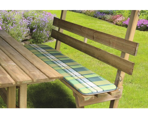 Gartenmöbel mit Bankauflage im Garten
