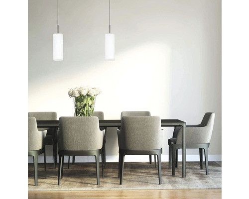 Esstisch mit Stühlen und zwei Hängeleuchten