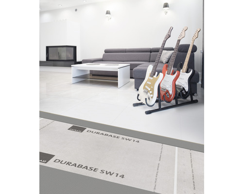 Heller Wohnraum mit Fußbodenheizung unter Fliesen und drei E-Gitarren