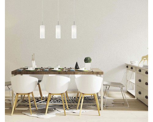 Esszimmer mit Esstisch, Stühlen und drei Pendelleuchten