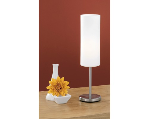 Dekorative Tischleuchte mit Vase und Blume auf einem Tisch