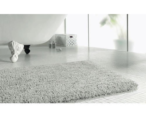 Badezimmer Szene mit Badewanne, Badteppich und Aufbewahrungskorb