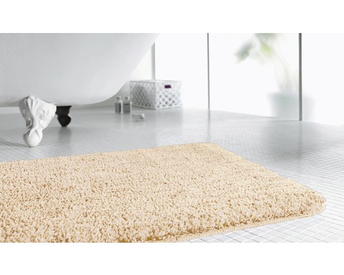 Beige Badematte im Badezimmer mit Badewanne