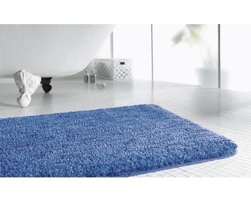 Blauer Badteppich im Badezimmer