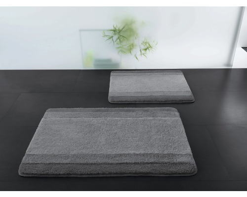 Zwei graue Badteppiche auf dunklem Boden