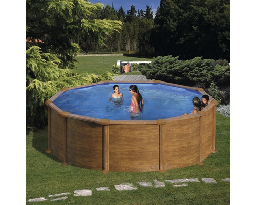 Aufstellpool im Garten mit spielenden Kindern.