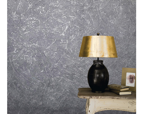 Graue Strukturtapete mit Lampe auf einem Tisch