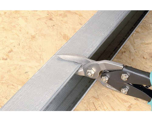 Blechschere schneidet Metallprofil