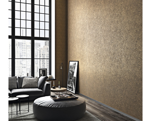 Wohnzimmer mit strukturierten Tapeten und moderner Einrichtung