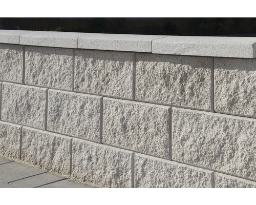 Mauer aus Betonsteinen