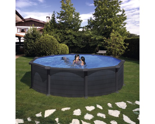 Rundes Aufstellbecken im Garten mit zwei Personen im Wasser