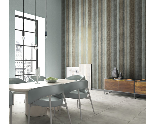 Esszimmer mit Esstisch, Stühlen, Kommode und gestreifter Tapete