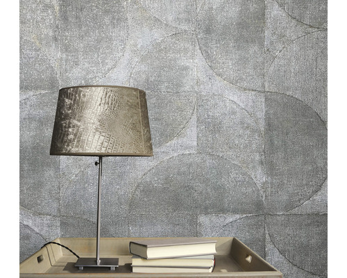 Szene mit gemusterter Tapete, Tischleuchte und Büchern