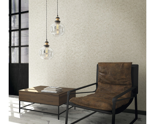 Wohnzimmer mit Sessel, Tisch und zwei Pendelleuchten