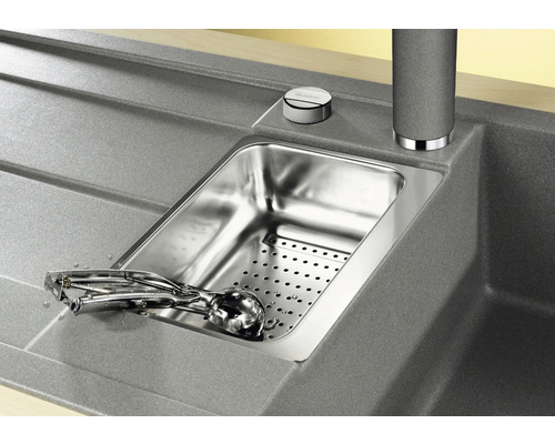 Spülbecken mit Abtropffläche, Küchenarmatur und Eiskugelformer