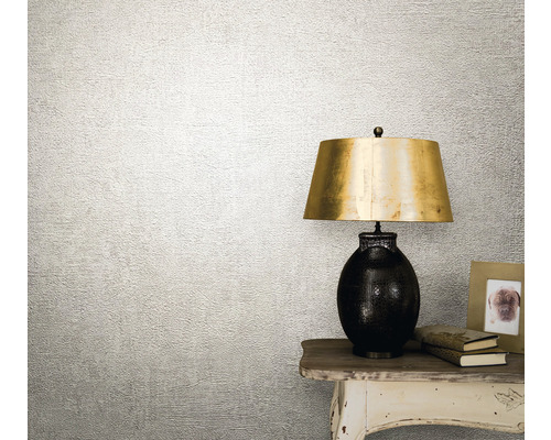 Dekorative Tapete mit strukturierter Oberfläche neben einer Tischlampe.