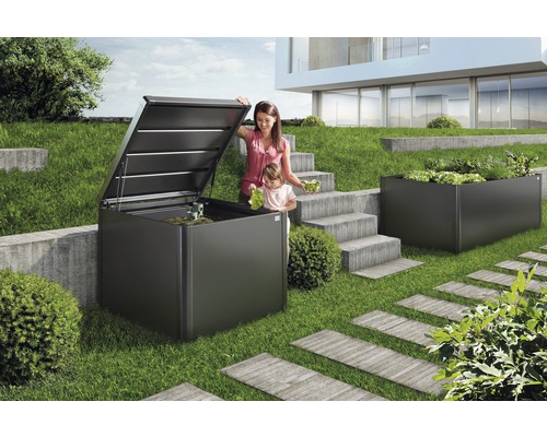 Komposter Biohort MonAmi 725 l 102 x 102 x 86 cm dunkelgrau-metallic Gartenszene mit Pflanzkasten und Komposter im Garten mit Mutter und Kind bei der Gartenarbeit.