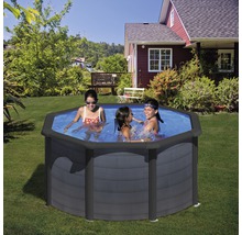Aufstellpool im Garten mit spielenden Kindern im Wasser.