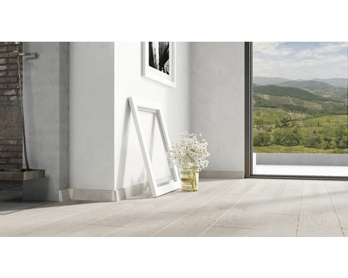 Heller Raum mit Holzboden, Fenster, Vase mit Blumen und Bilderrahmen