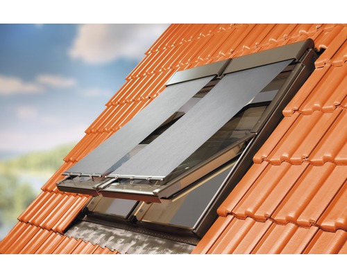 Dachfenster mit Hitzeschutzrollos auf einem Ziegeldach