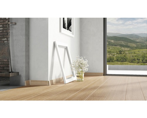 Heller Raum mit Holzfußboden, Blumenvase und Bilderrahmen