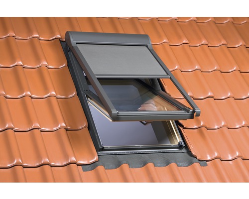Netzmarkise FAKRO AMZ Z-Wave schiefergrau elektrisch 55 x 78 cm (01) Geöffnetes Dachfenster mit Rollladen auf einem Ziegeldach