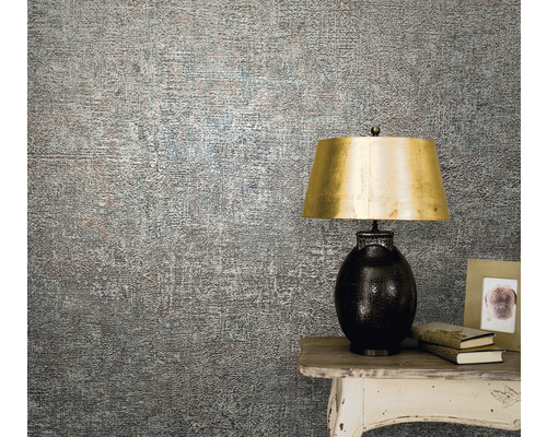 Raumansicht mit gemusterter Tapete, Tisch und Lampe