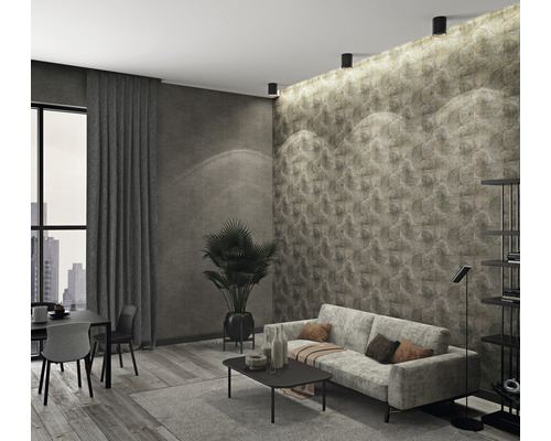 Wohnzimmer mit Sofa, Tisch, Stühlen, Lampe und dekorativer Wandgestaltung