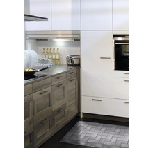 Moderne Küche mit weißen und hellen Holzschränken sowie einer grauen Arbeitsplatte