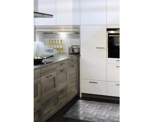 Moderne Küche mit weißen und hellen Holzschränken sowie einer grauen Arbeitsplatte