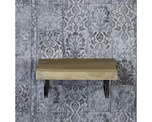 Holzregal mit Wandhalterung vor gemusterter Wand