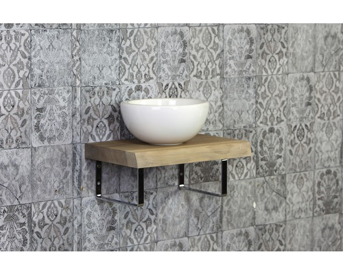 Waschbecken auf Holzablage mit Metallhalterung vor gemusterter Wand