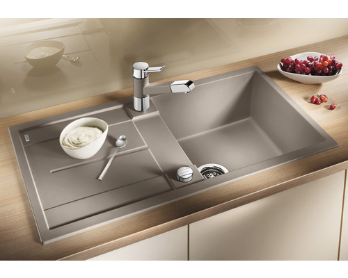 Küchenspüle mit Abtropffläche und Spültischarmatur auf einer Arbeitsplatte