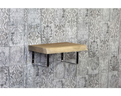 Holzregal mit Metallhalterung an verzierter Wand