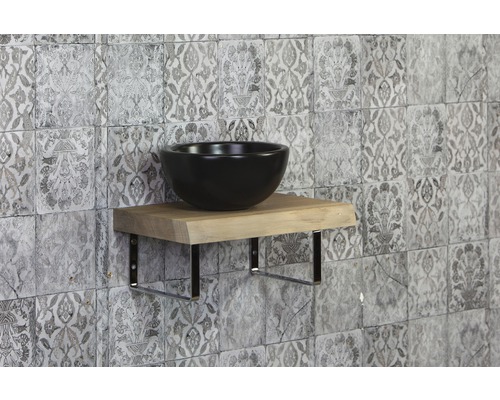 Waschbecken auf Holzablage mit Metallhalterung vor gemusterter Wand