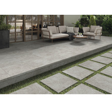 Terrasse mit grauen Fliesen und Sitzbereich im Freien