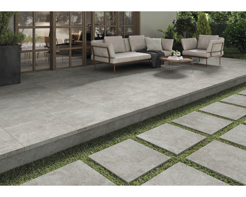 Terrasse mit grauen Fliesen und Sitzbereich im Freien