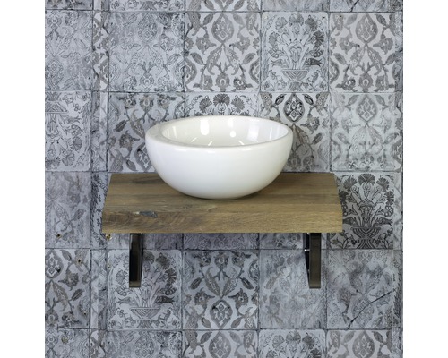 Keramikwaschbecken auf Holzkonsole mit Metallhalterung vor gemusterter Wand