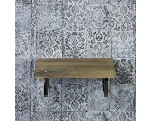 Holzregal mit Metallhalterung an verzierter Wand