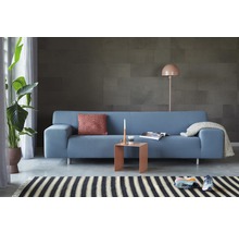 Wohnzimmer mit blauem Sofa, Beistelltisch, Stehlampe und Zimmerpflanze für eine helle und organisierte Atmosphäre
