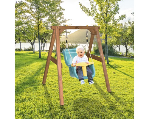 Kinderschaukel mit Holzrahmen und Kind