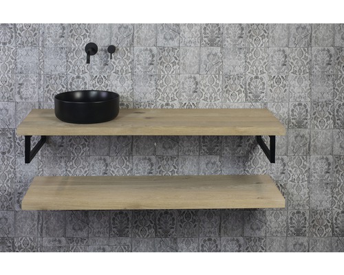 Badezimmer mit Waschtisch, Aufsatzwaschbecken und zwei Regalen