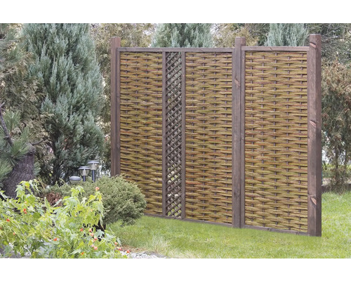 Weidenzaun mit Holzrahmen im Garten