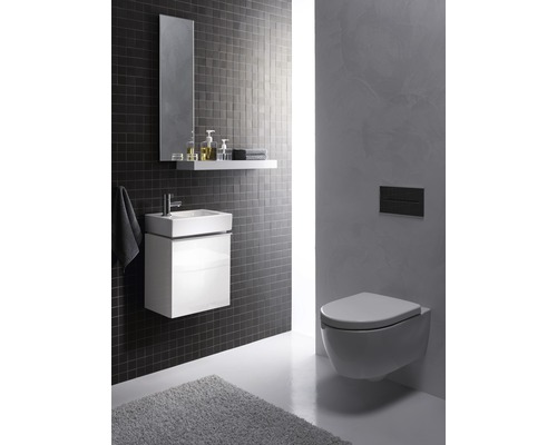 Modernes Badezimmer mit Waschbeckenunterschrank, Spiegel, Regal und Wand-WC für eine helle und freundliche Atmosphäre