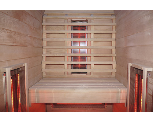 Innenraum einer Infrarotsauna mit Holzverkleidung und Sitzbank